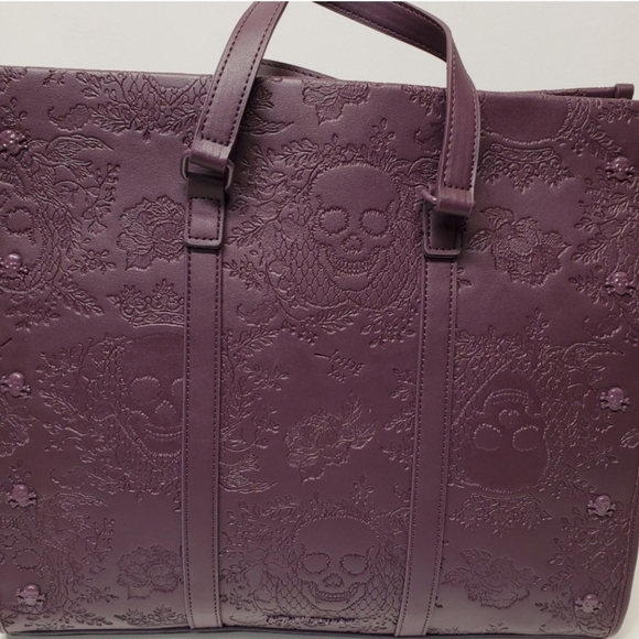 ❎️‼️1 Left ‼️❎️BETSEY JOHNSON embossed xoxomattie  plum skull ROSES XL  TOTE 💟 - Picture 7 of 9